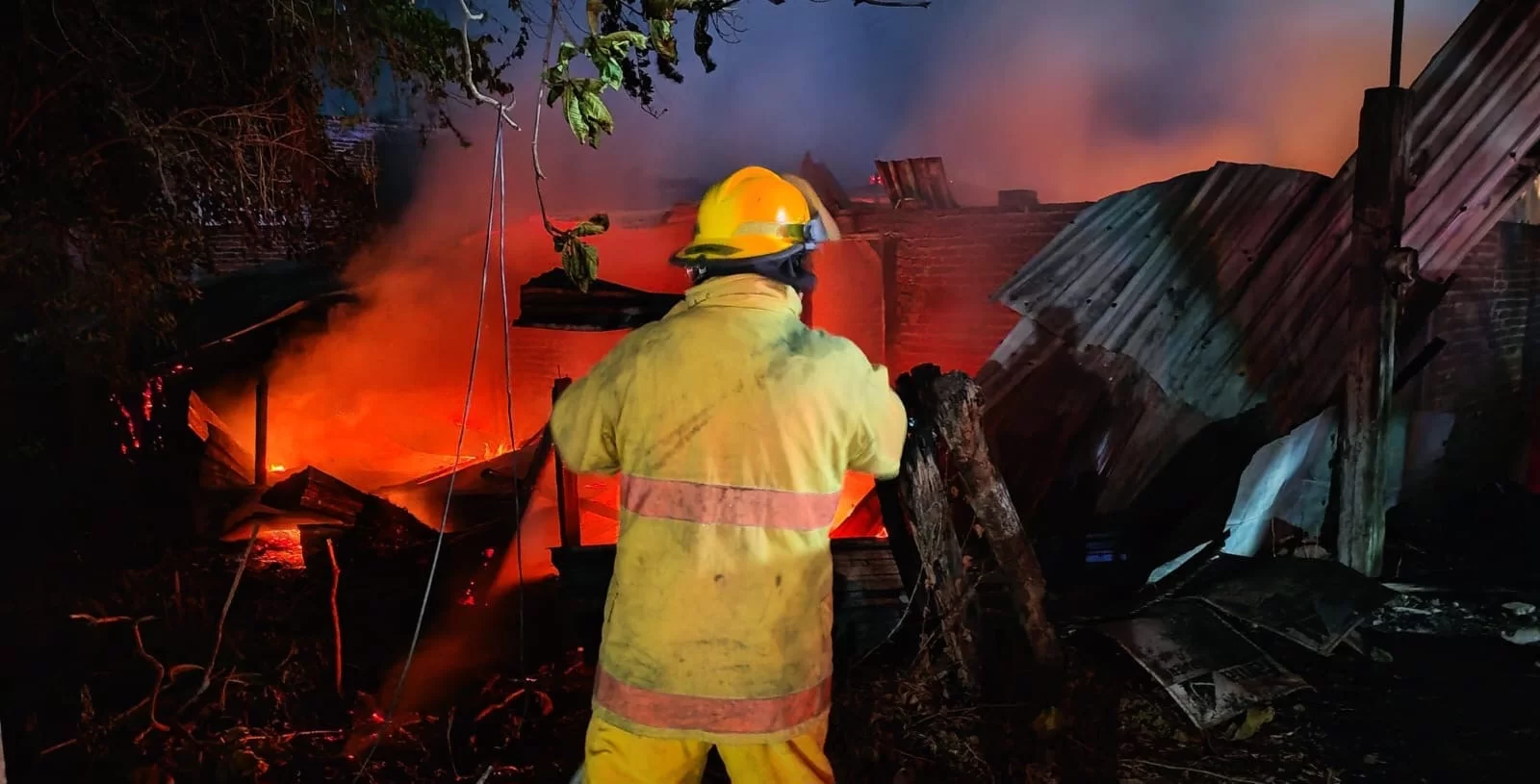 ⚠️ Incendio ⚠️ Incendio consume vivienda en la colonia Pénjamo de Apatzingán; no hubo herid0s