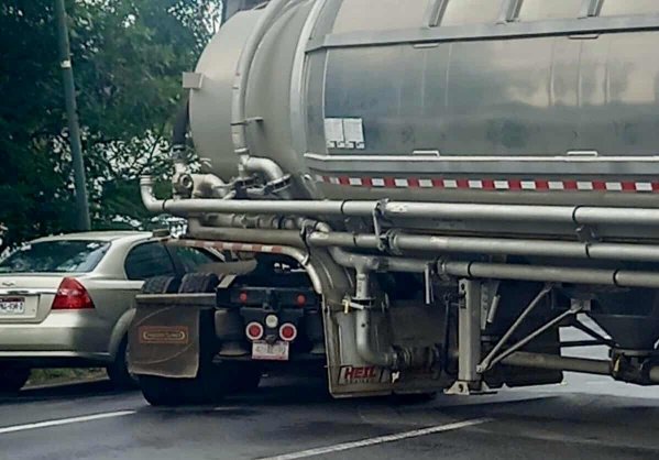 Se registra choque entre tráiler del Grupo Ortiz y un auto sobre el Libramiento Nororiente de Morelia 