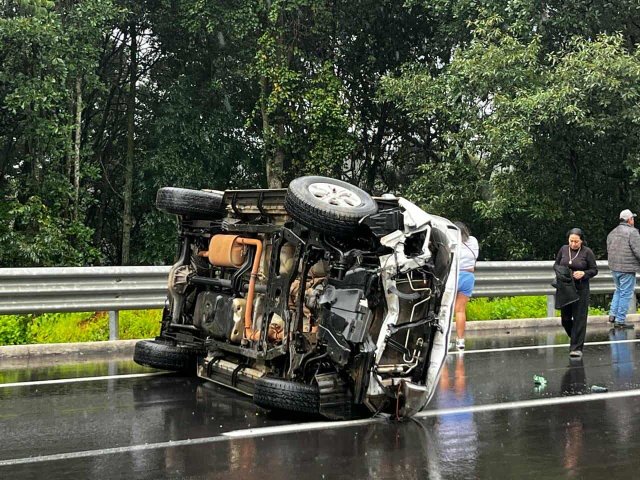 Se registra choque volcadura de camioneta en la Siglo XXI 