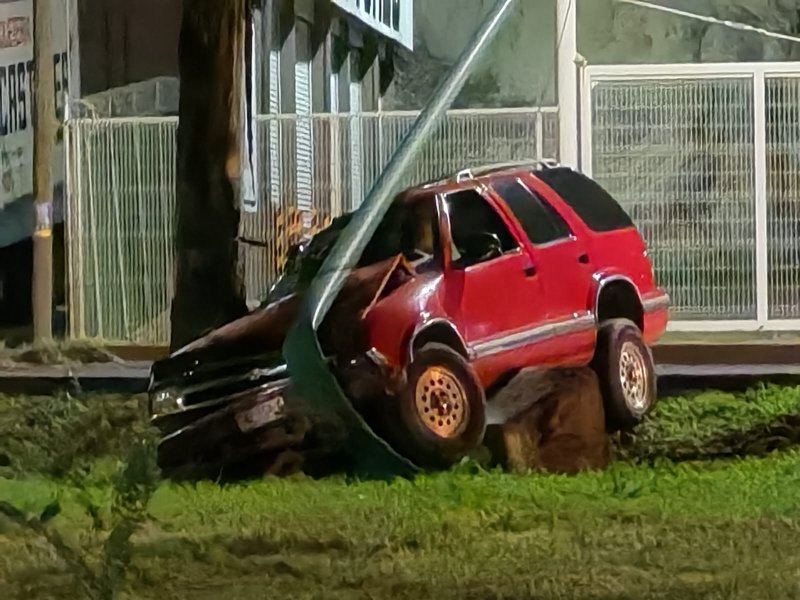 Camioneta choca contra un poste y un árbol en el Libramiento Norte de Morelia; hay 3 heridos 