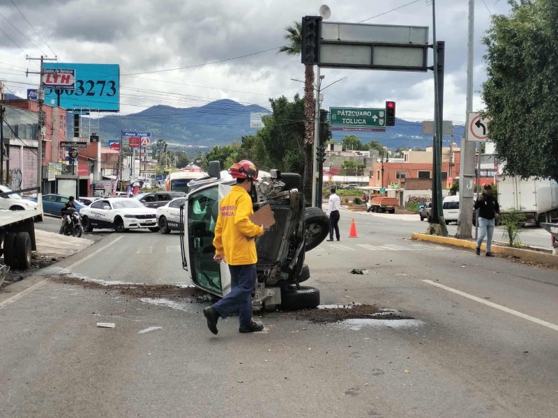 Se registra choque volcadura de camioneta en el Libramiento Poniente de Morelia