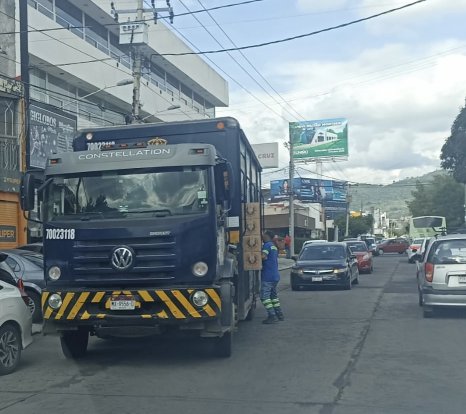 Camión cervecero descarga mercancía en doble fila “y háganle como quieran”, dijo cargador