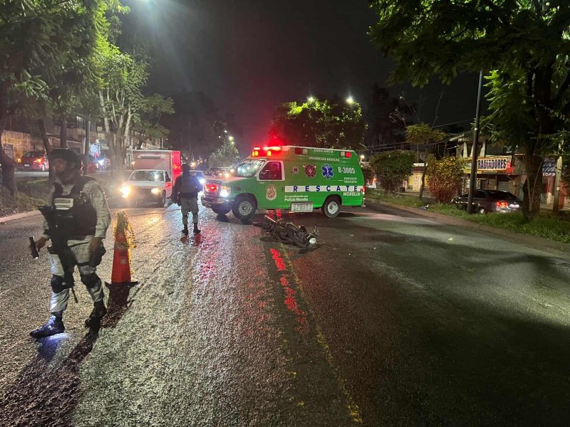 Motociclista es imp4ctado por un automotor sobre Av. Madero Poniente de Morelia 
