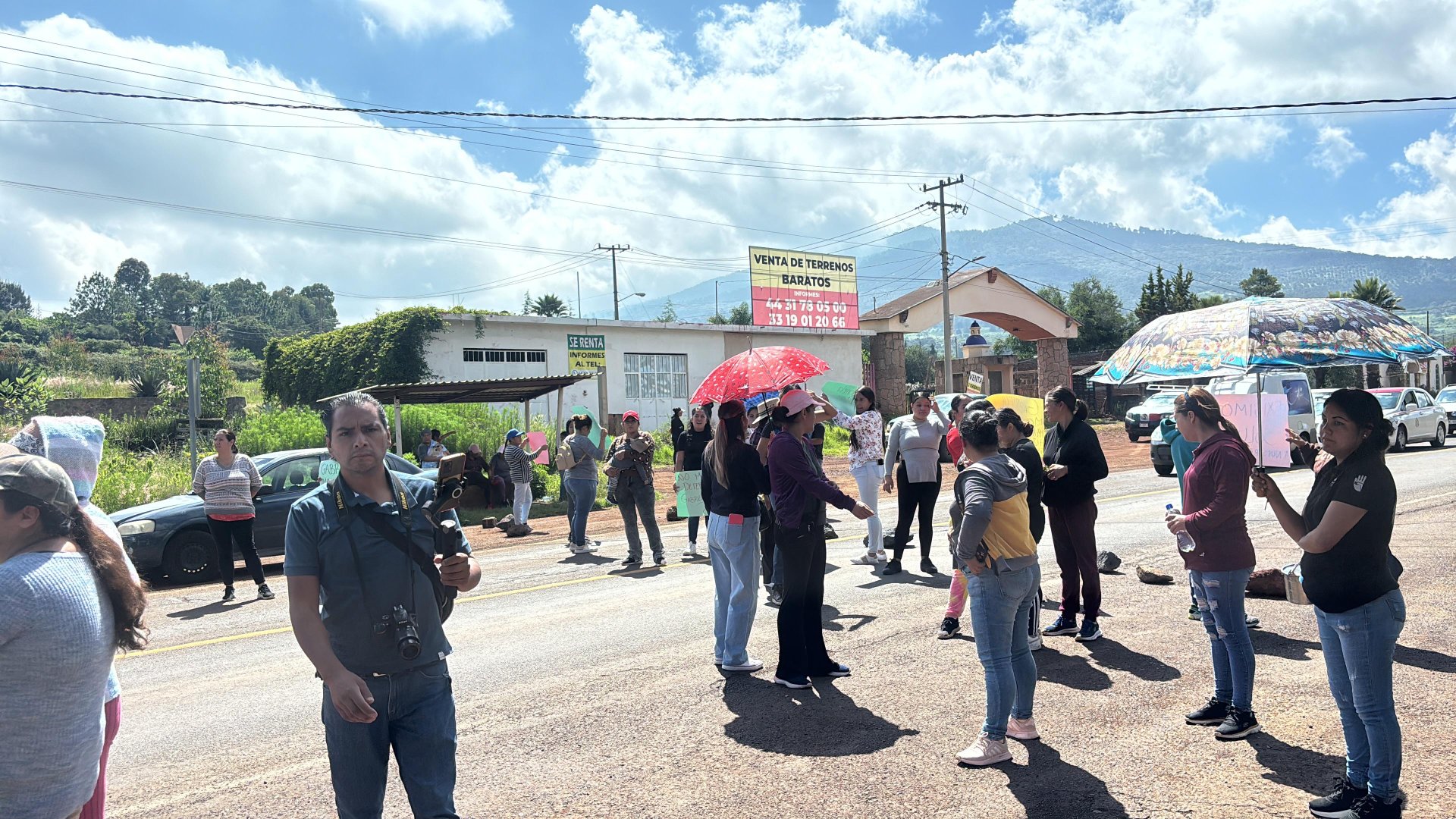 Vecinos de Iratzio, Morelia bloquean carretera