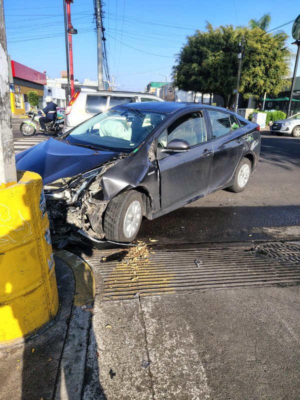 Automovilista ch0ca contra objeto fijo en Calzada Ventura Puente, Morelia 
