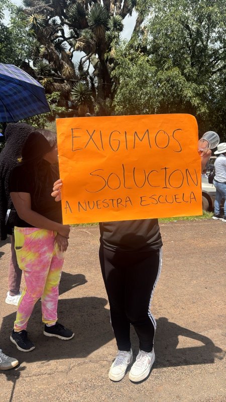 Manifestantes bloquean la Morelia-Quiroga, a la altura de Iratzio 