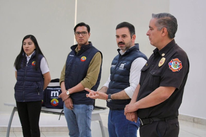 Yankel Benítez entrega mochilas de emergencia