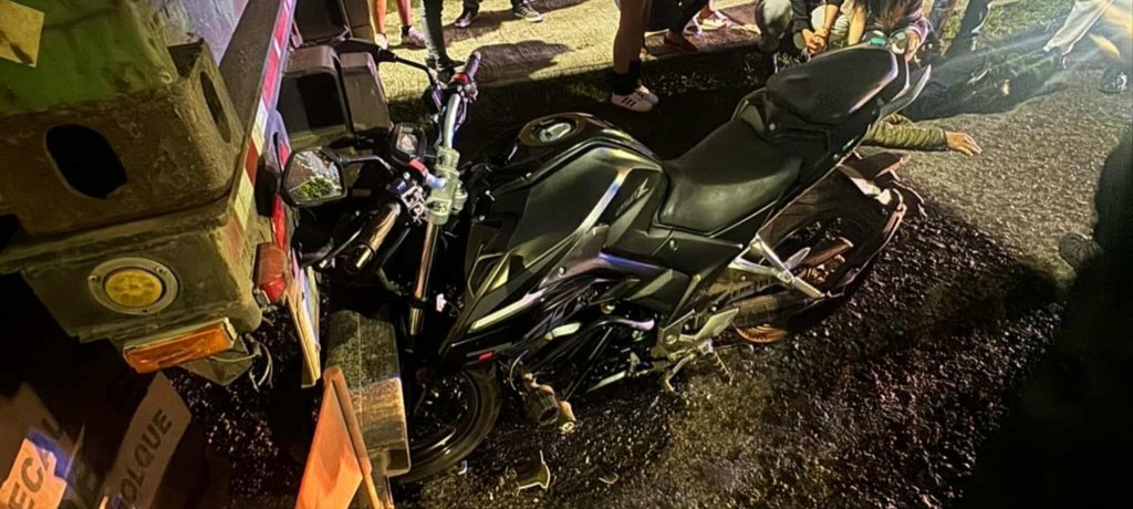 Motociclista choca contra retaguardia de tractocamión en el Libramiento Norponiente de Morelia 