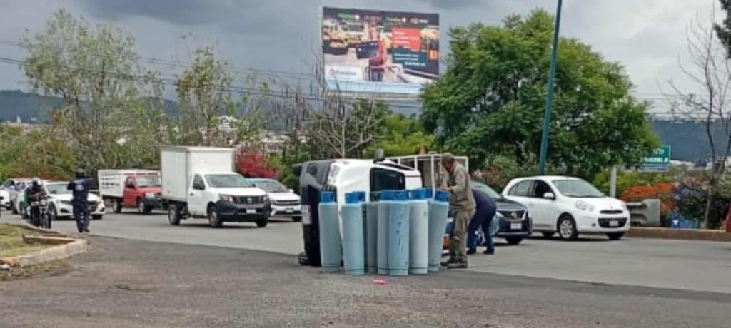 Vuelca camioneta gasera en el Libramiento Norte de Morelia 