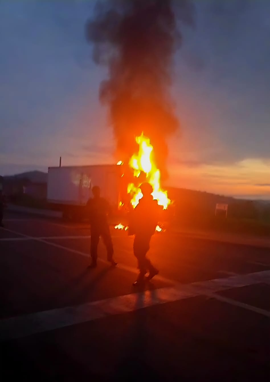 La desesperación se agudiza en Tocumbo; queman un camión en protesta por jóvenes desaparecid0s 