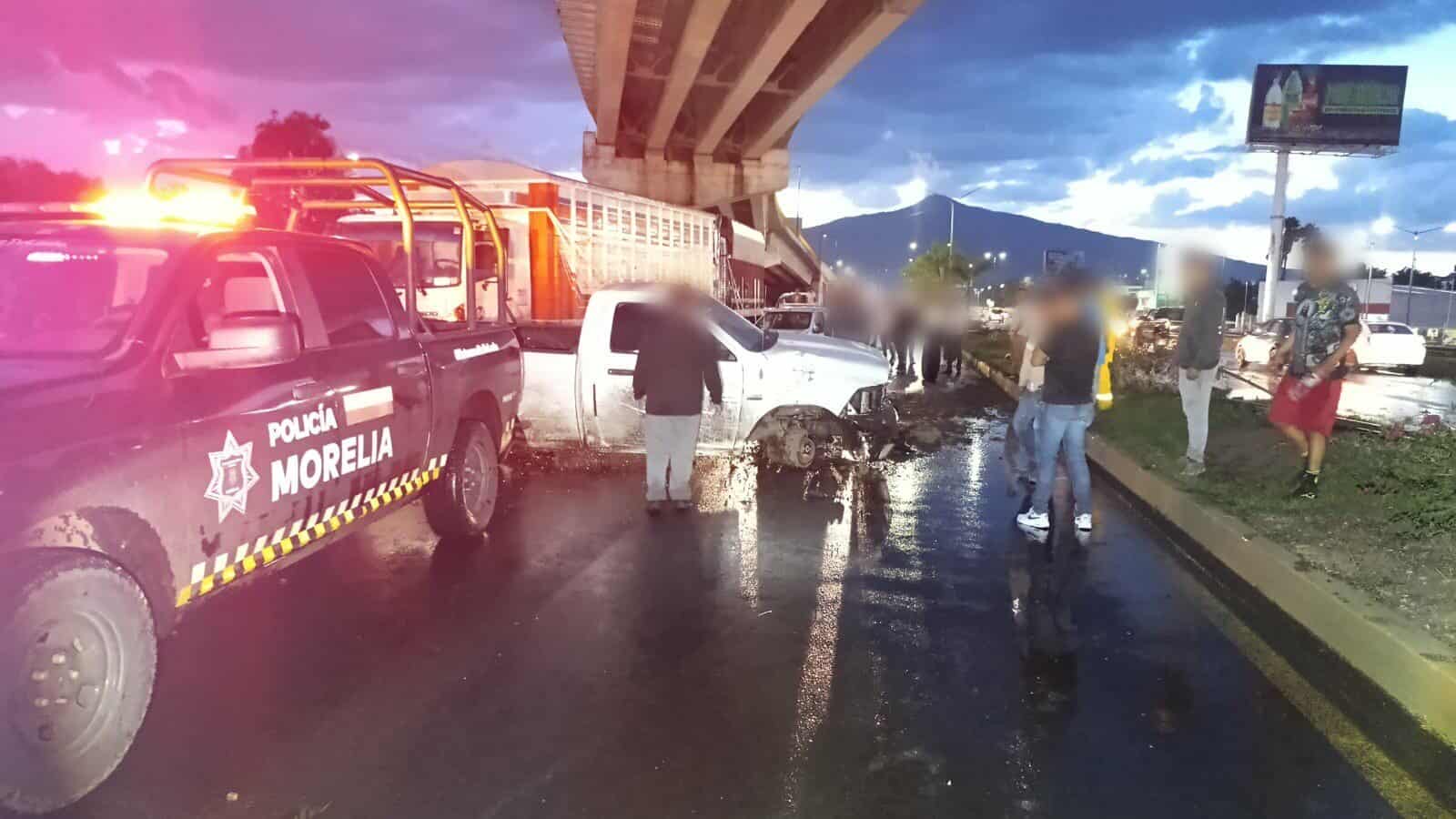 Camioneta choca contra poste del alumbrado público en el Libramiento Norte de Morelia 