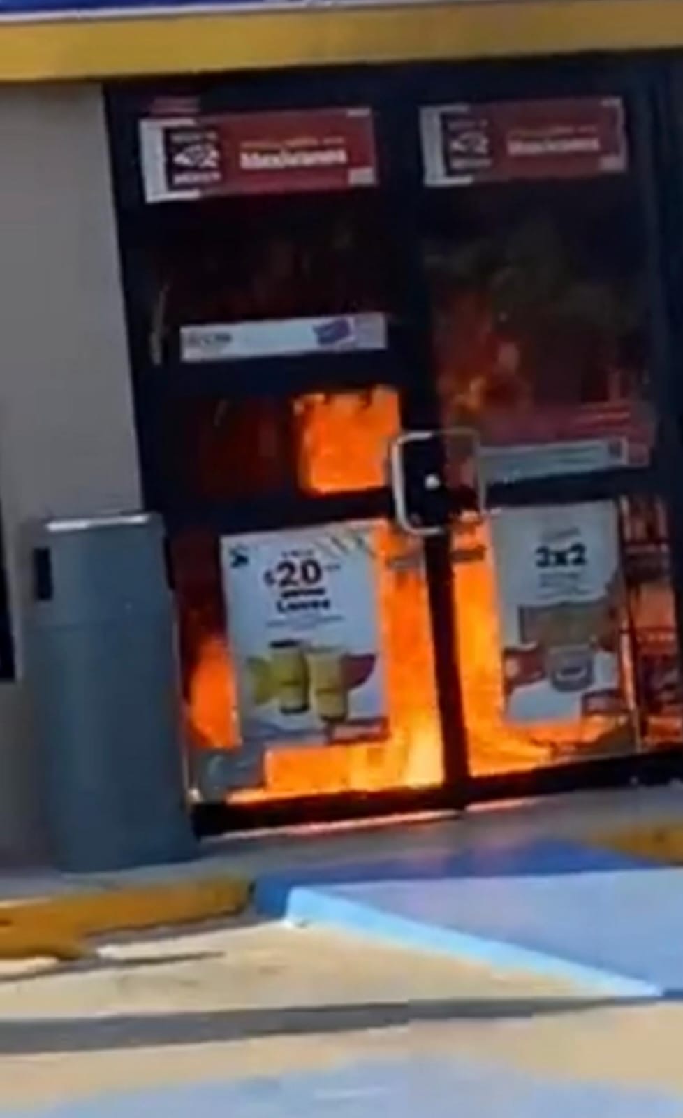 Delincu3ntes intentan quemar OXXO del fraccionamiento Altamira