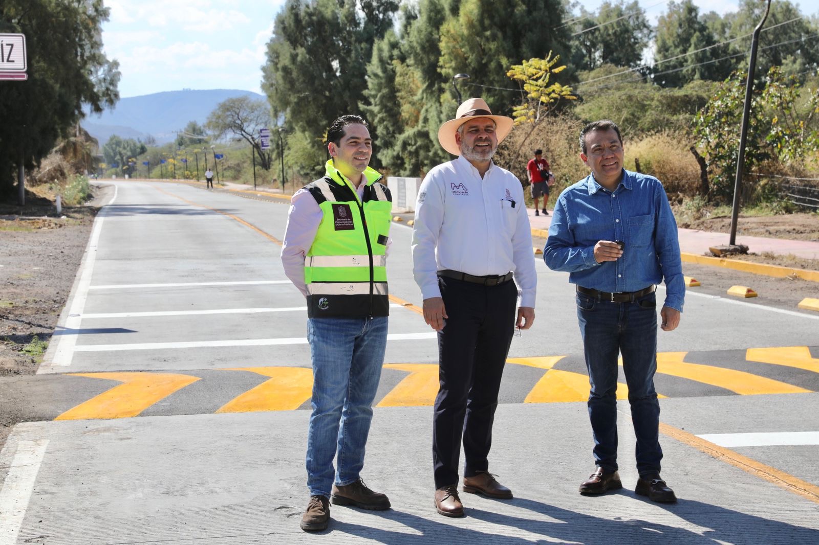 Con más de mil 700 km rehabilitados se fortalece infraestructura carretera: Bedolla