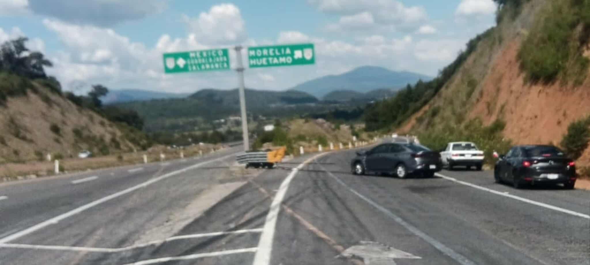 Auto choca contra objeto fijo en la Autopista Siglo XXI