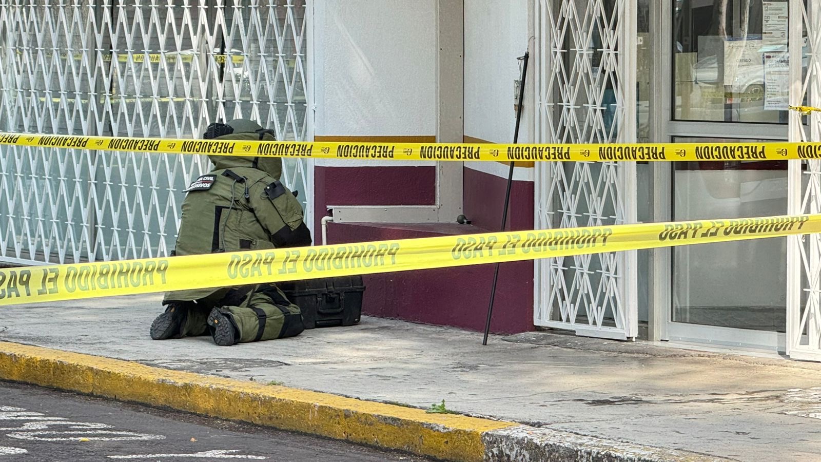 Dejan gran4da de mano afuera del INM en Morelia; el artef4cto no est4lló