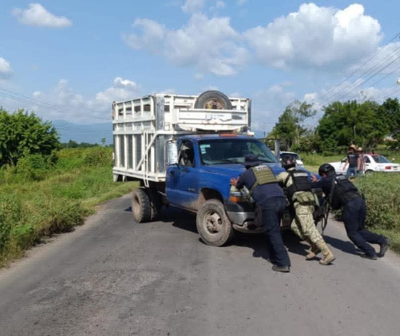 Tras persecución de vehículo con gente armada, criminales generan bloqueos en Buenavista 