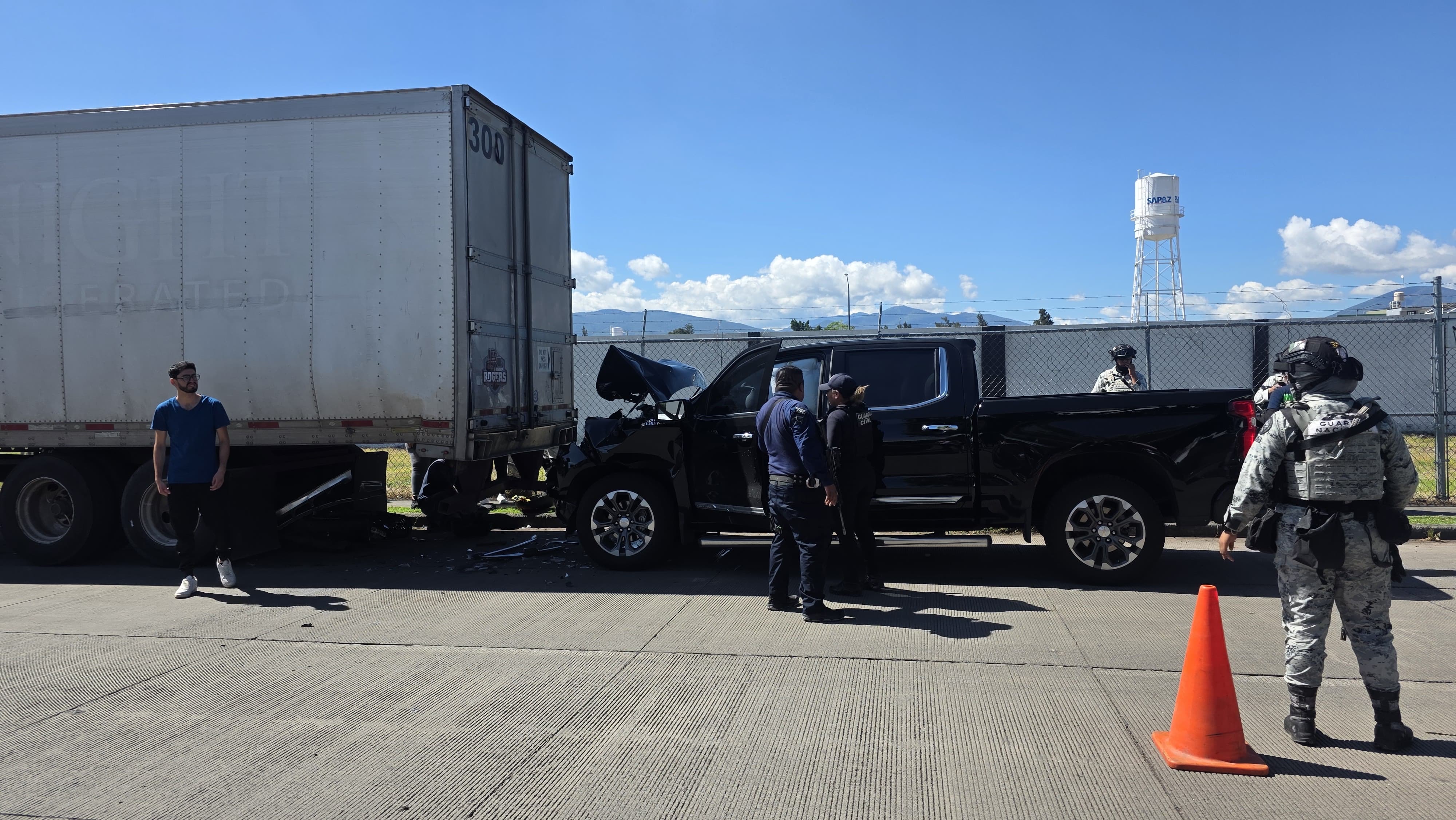 Motociclista es embestido por una camioneta y proyectado debajo de un tráiler, en Zamora