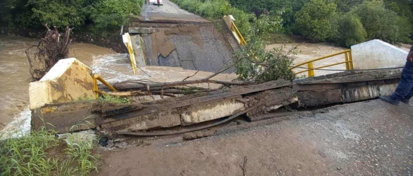 Colapsa puente en comunidad El Rodeo y afecta la circulación en Tierra Caliente