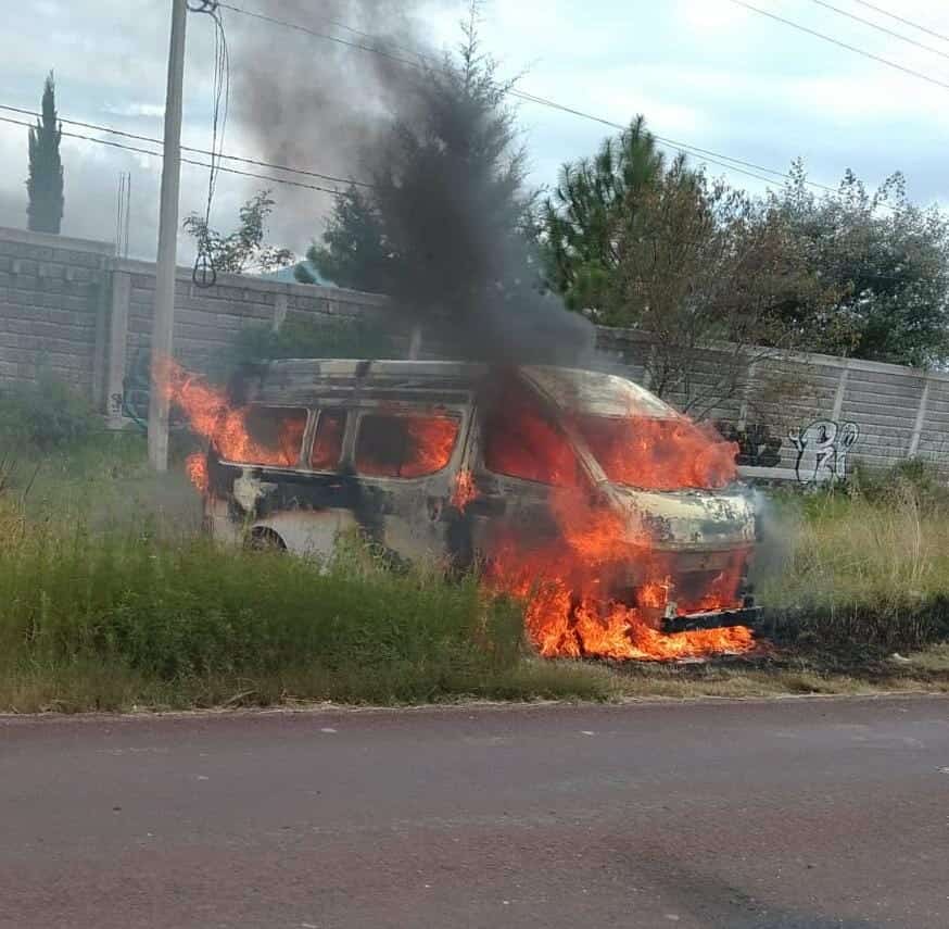 Grupo criminal provoca caos en la Erongarícuaro-Pátzcuaro con incendios de vehículos y bloqueos