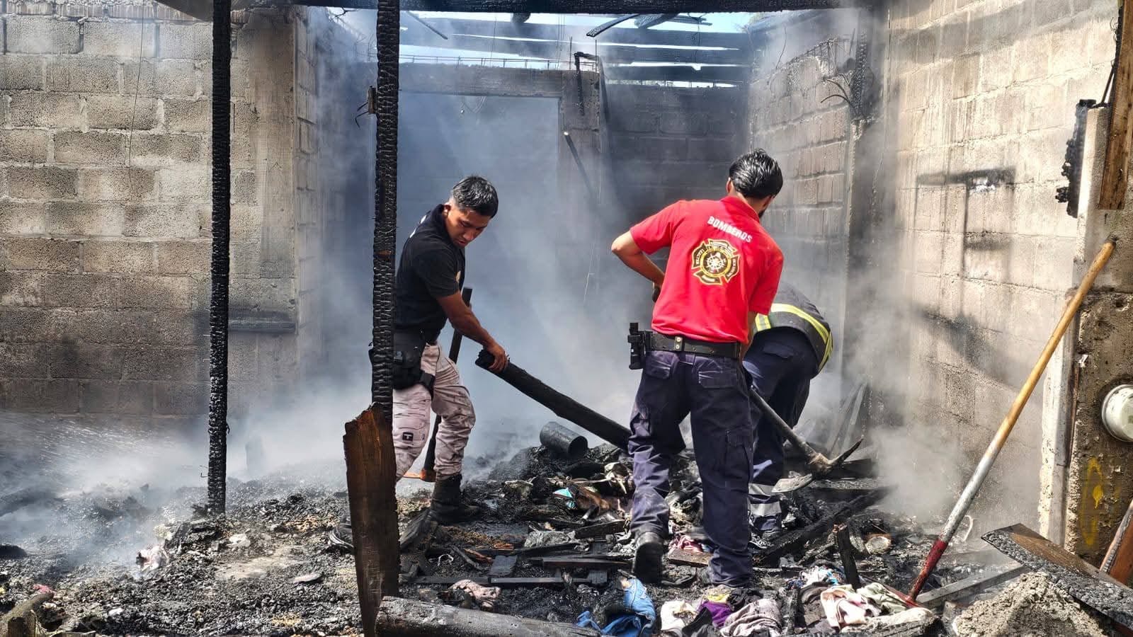 Arde domicilio de madera en Zitácuaro 