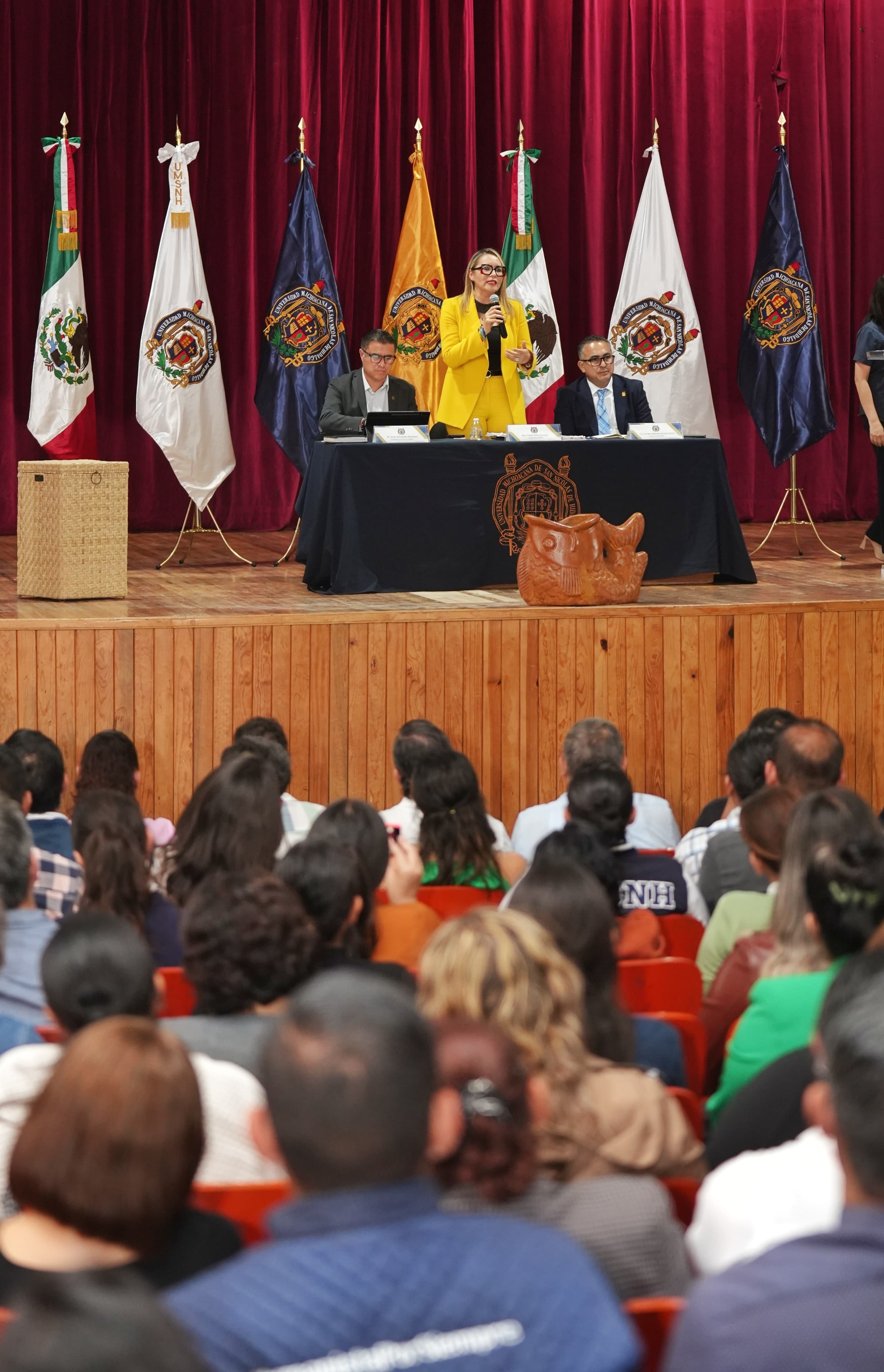 Yarabí Ávila se reúne con más de mil docentes nicolaitas. 