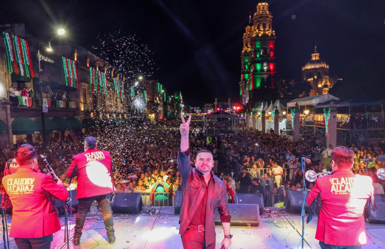 Claudio Alcaraz enciende la fiesta moreliana con su música regional mexicana