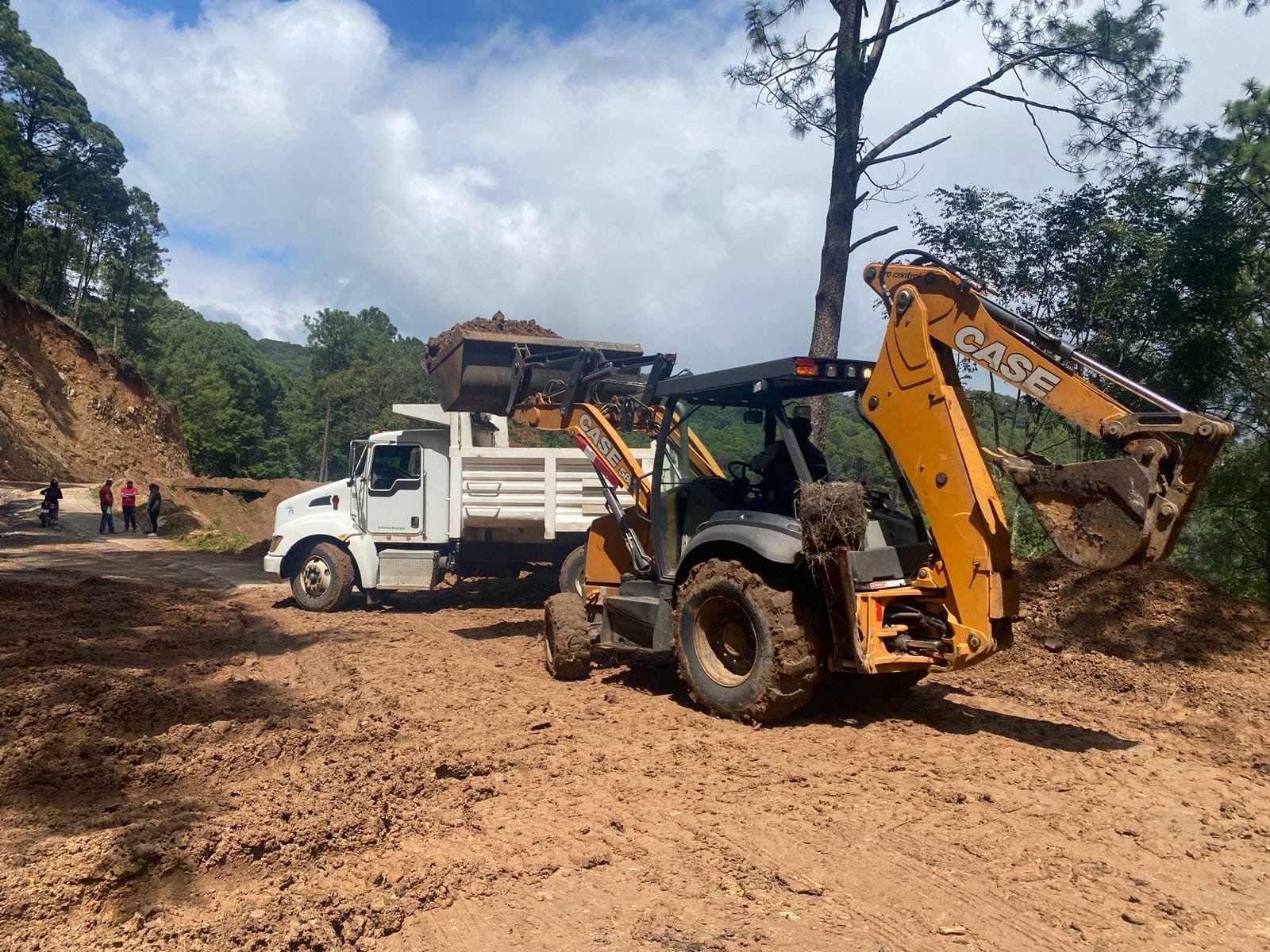 Gobierno de Alfonso Martínez atiende de inmediato obstrucción de caminos rurales tras afectaciones por lluvias