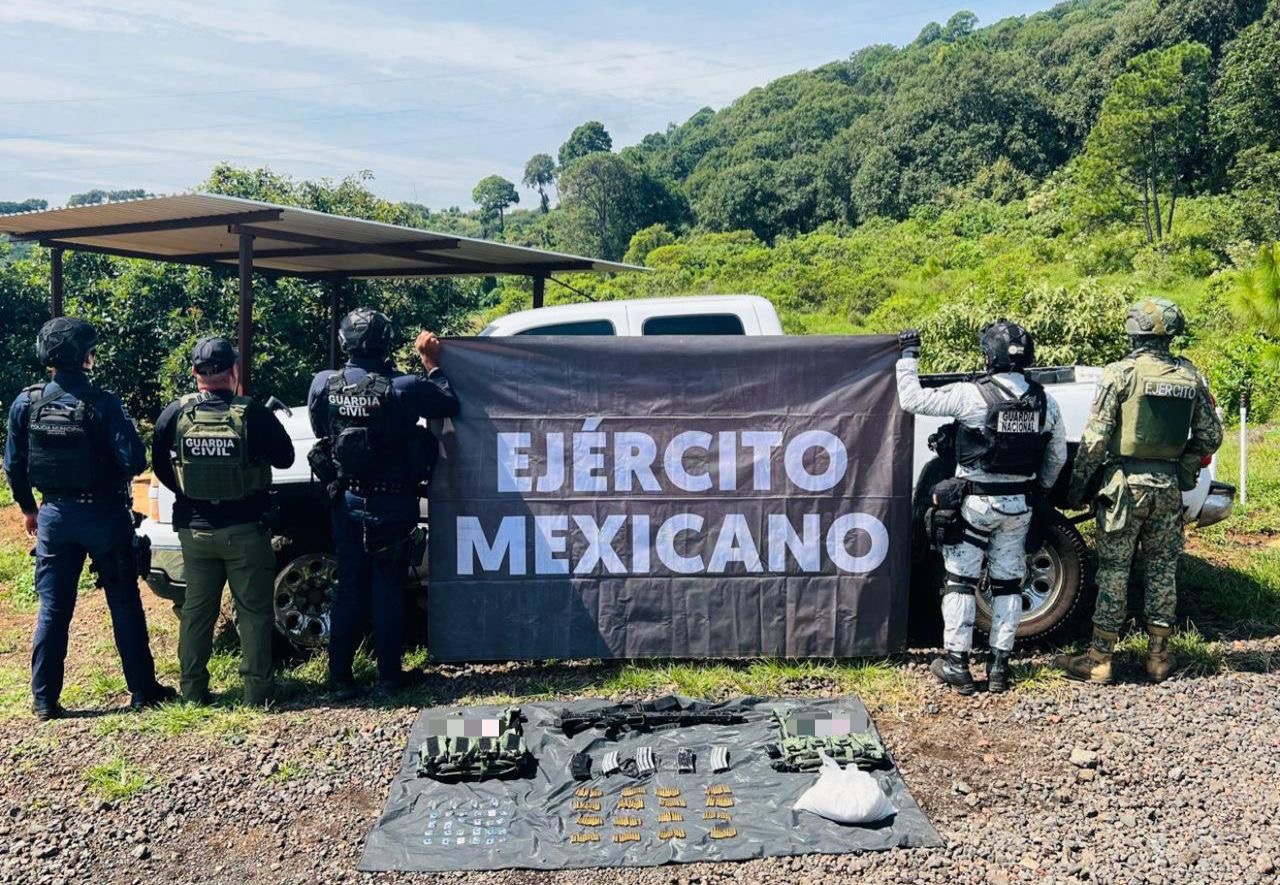 En operativo conjunto en Uruapan aseguran una camioneta, un fusil y más 4 kilos de metanfetamina: SSP 