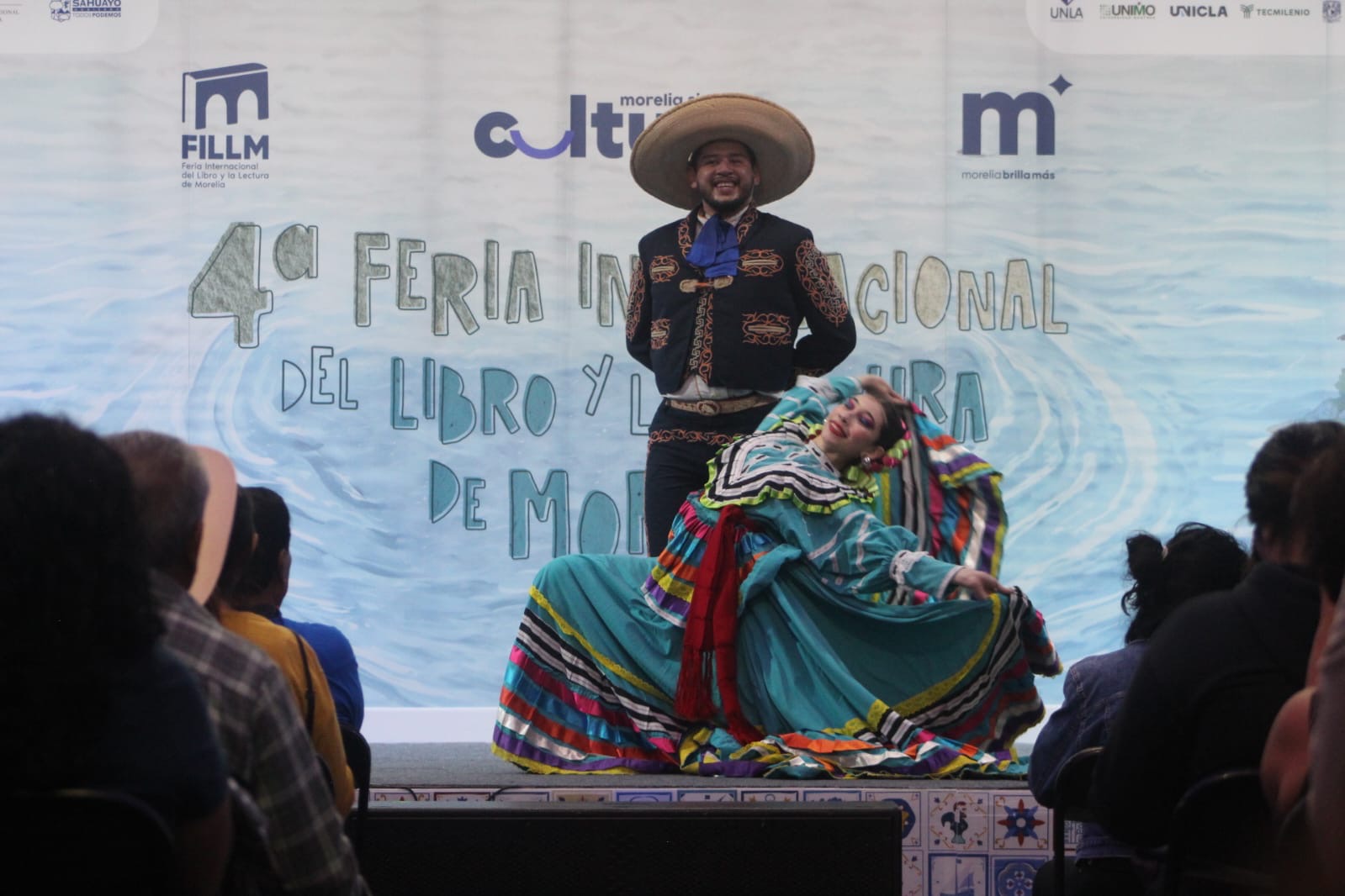 Lleno total del Ballet Folklórico del Ayuntamiento en foro principal de la FILLM