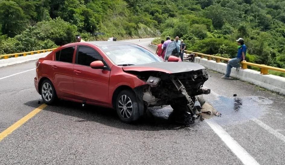 Auto choca contra la guarnición de un puente, en la autopista Siglo XXI