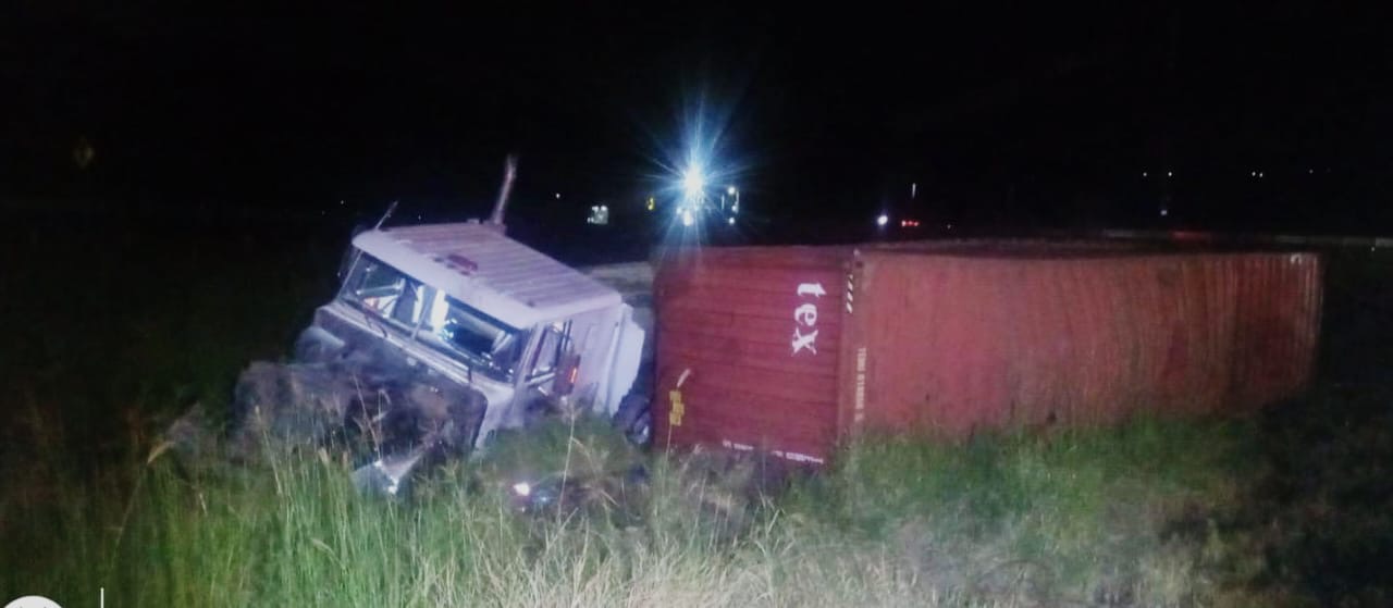 Tractocamión sin frenos se accid3nta en la autopista México-Guadalajara, en Copándaro