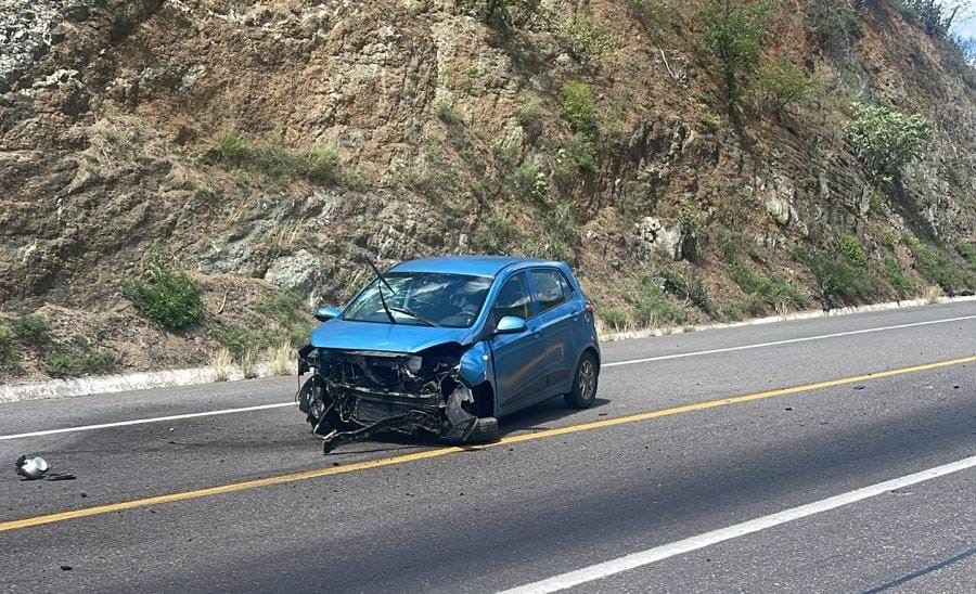 Conductor resulta lesionado tras chocar contra barreras en la Siglo XXI