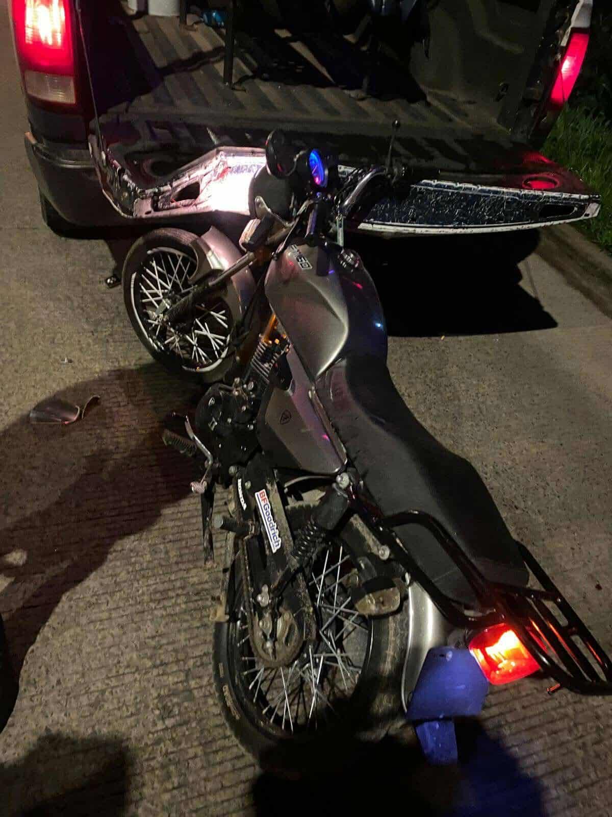 Joven motociclista choca contra una patrulla de la GC en Zitácuar
