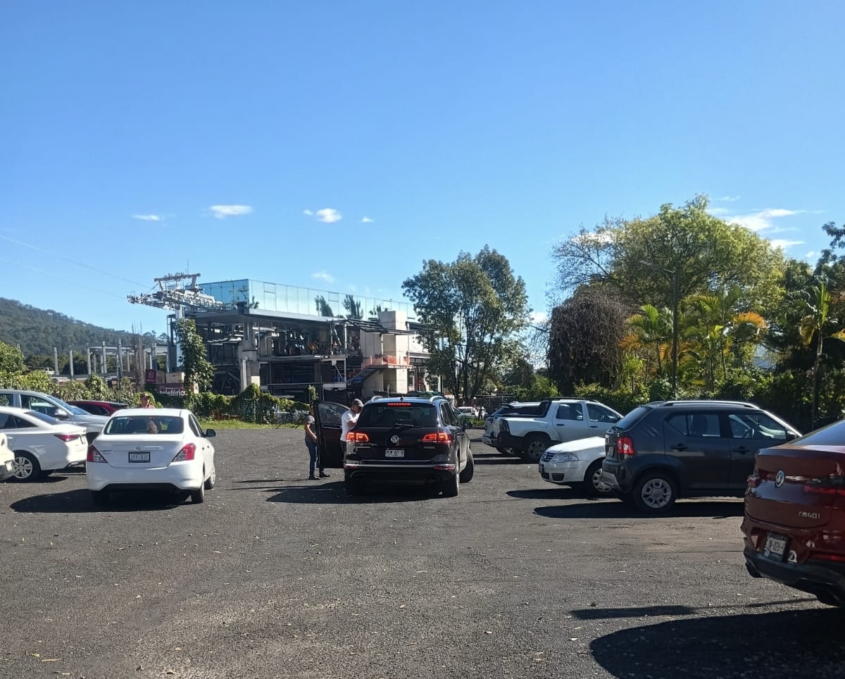 At4can a automovilista en el estacionamiento de “El Rincón de Aguililla”; se reporta grave