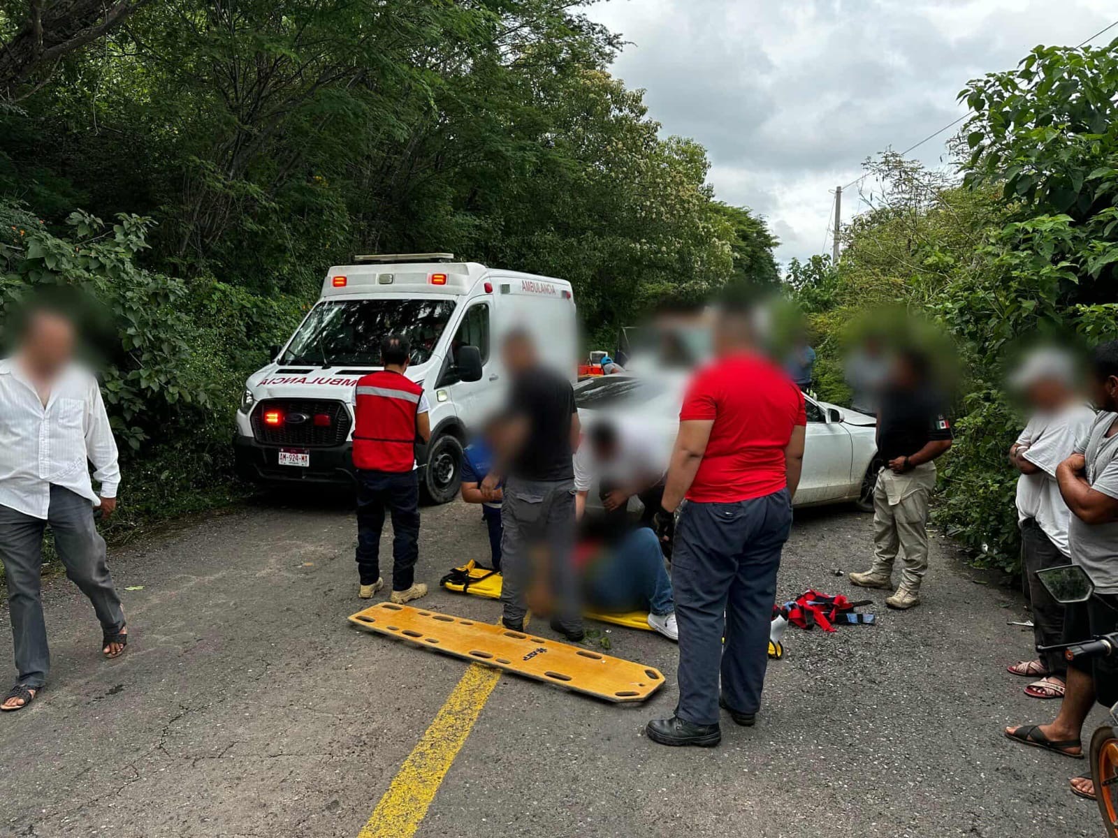 Un muerto y tres h3ridos deja choque entre taxi y vehículo particular en Huetamo