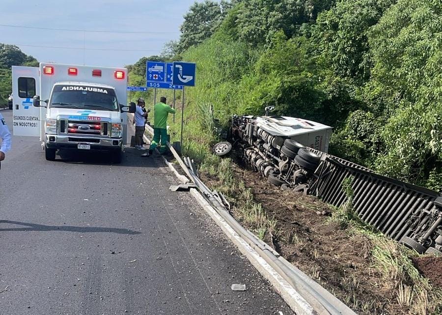 Dos accid3ntes en la Autopista Siglo XXI movilizan a cuerpos de emergencia; sin herid0s graves