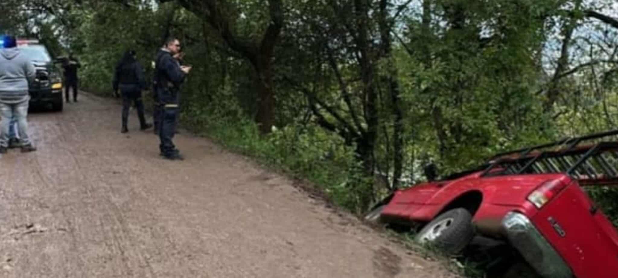 Camioneta cae a un desnivel en los límites de la Tenencia Morelos con San José del Cerrito 