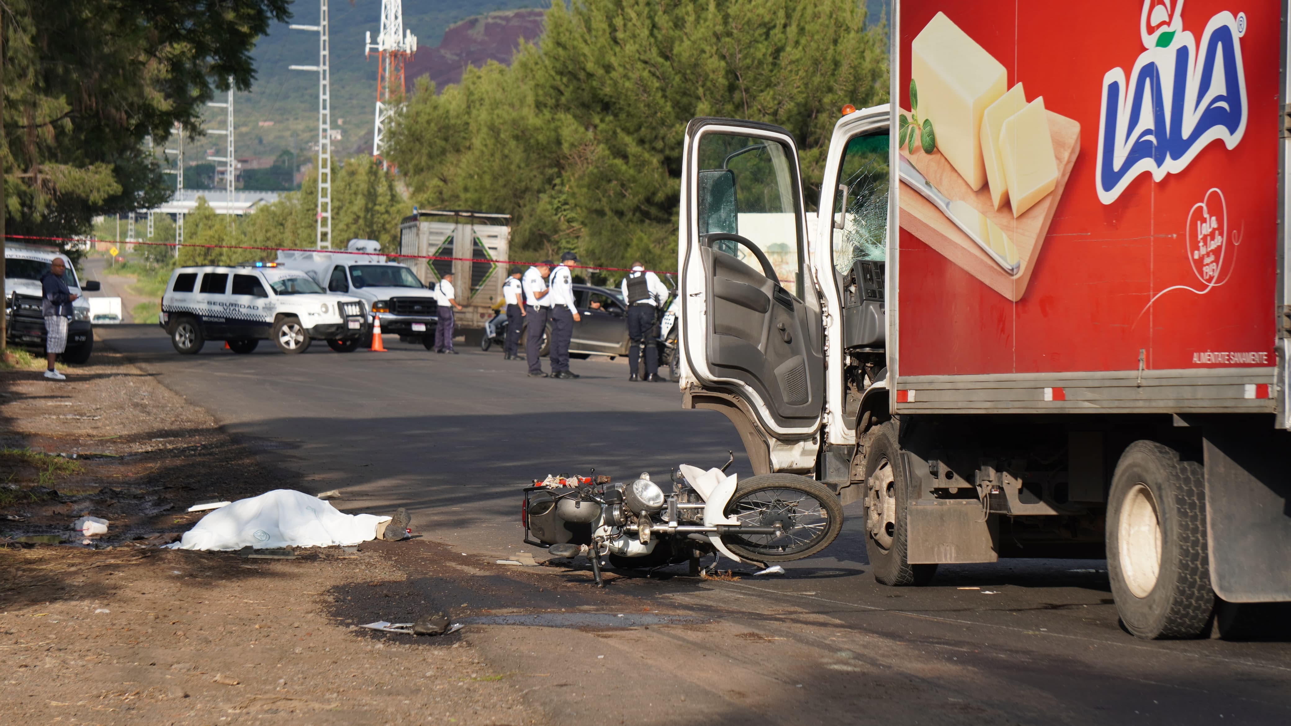 Adulto mayor pierde la vida en choque de moto y camión repartidor, en el Libramiento de Jacona  