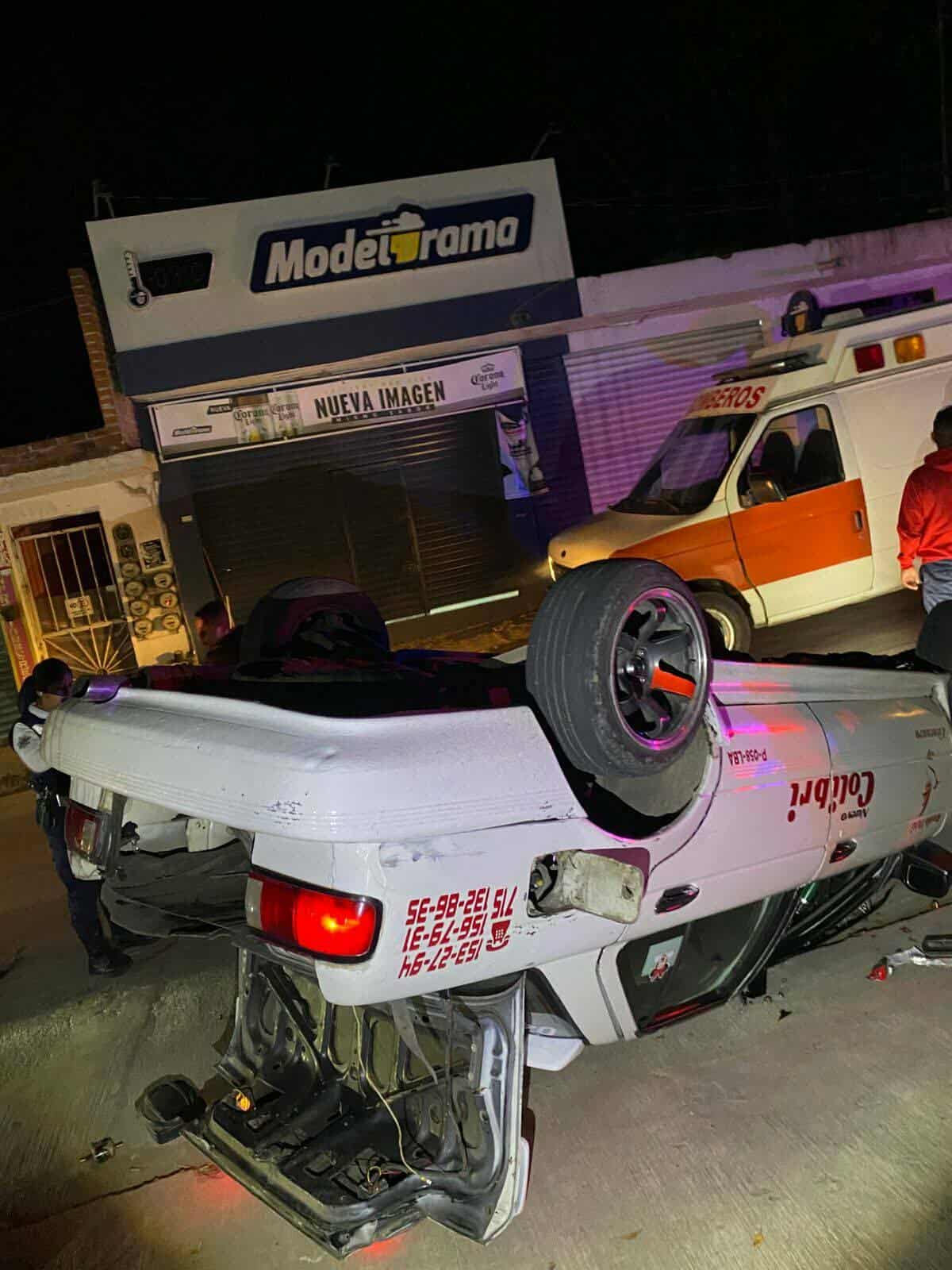 Vuelca taxi en el municipio de Zitácuaro