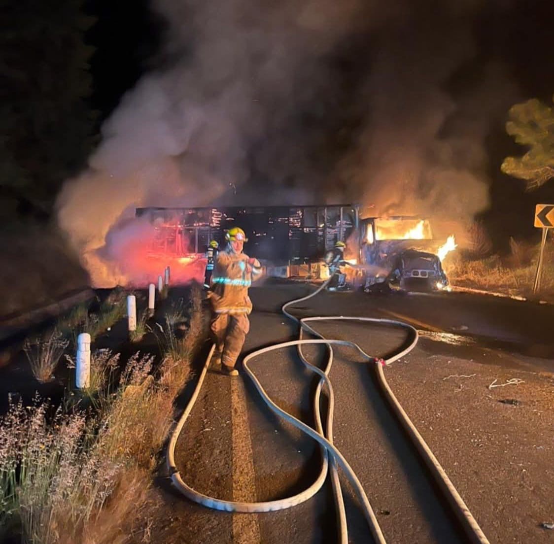 Enfr3ntamiento entre delincu3ntes y la GN desata qu3ma de vehículos en la región de Pátzcuaro 