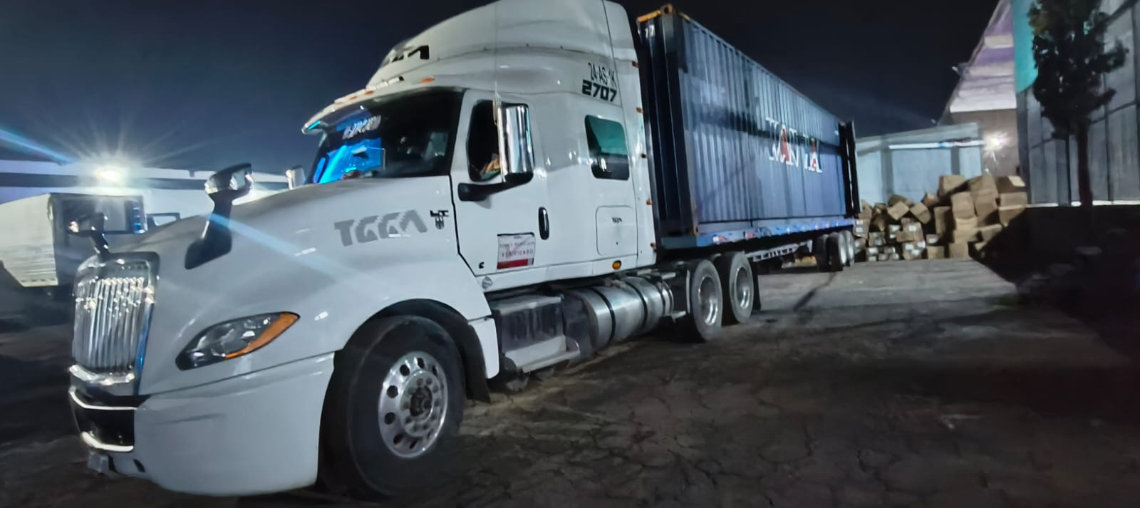 Tráiler robado en el puerto de Lázaro Cárdenas es recuperado en Uruapan; los delincuentes logran huir