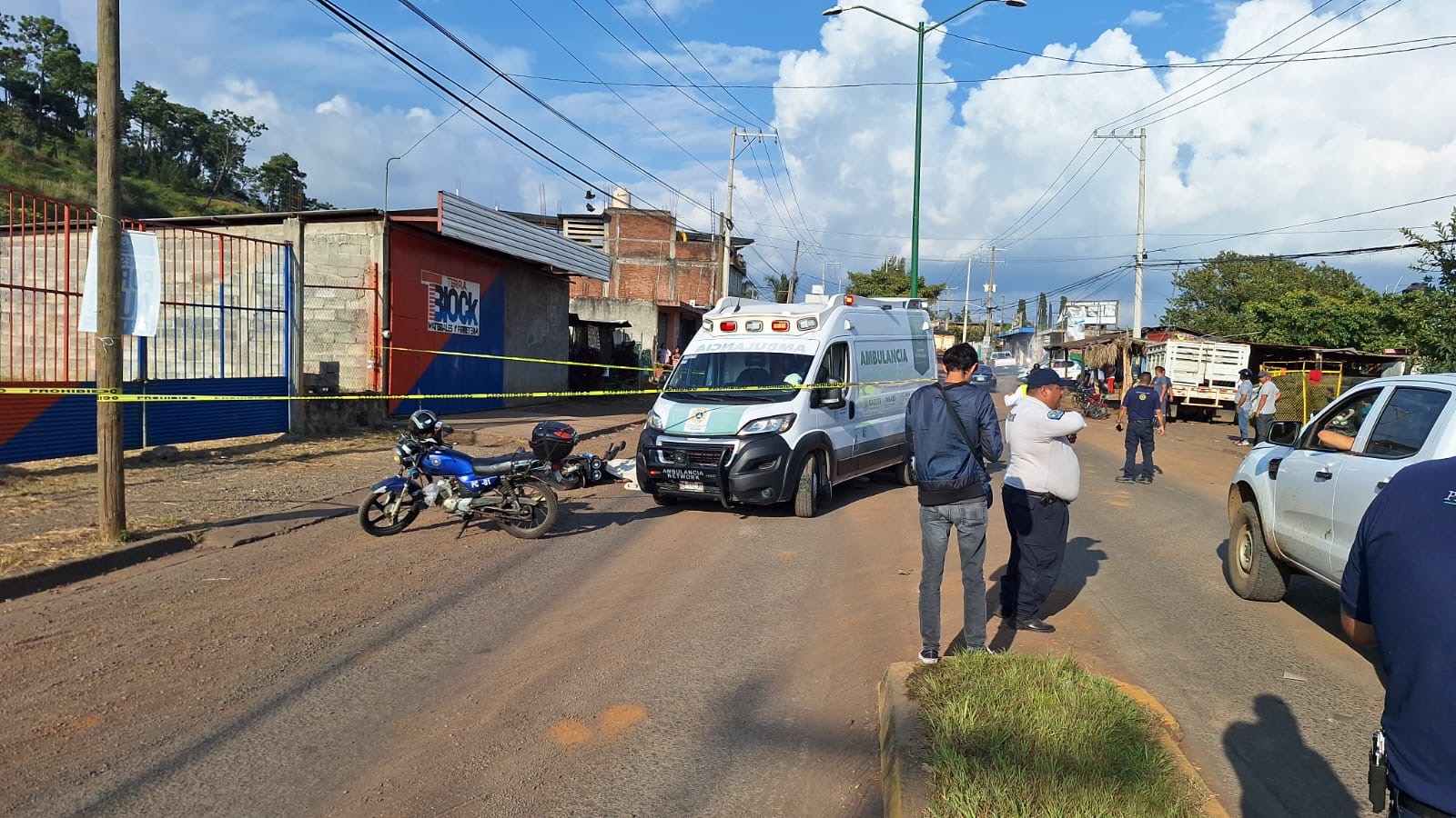 Motociclista mu3re al ser impactado por camión de carga, sobre la carretera Uruapan-San Juan Nuevo
