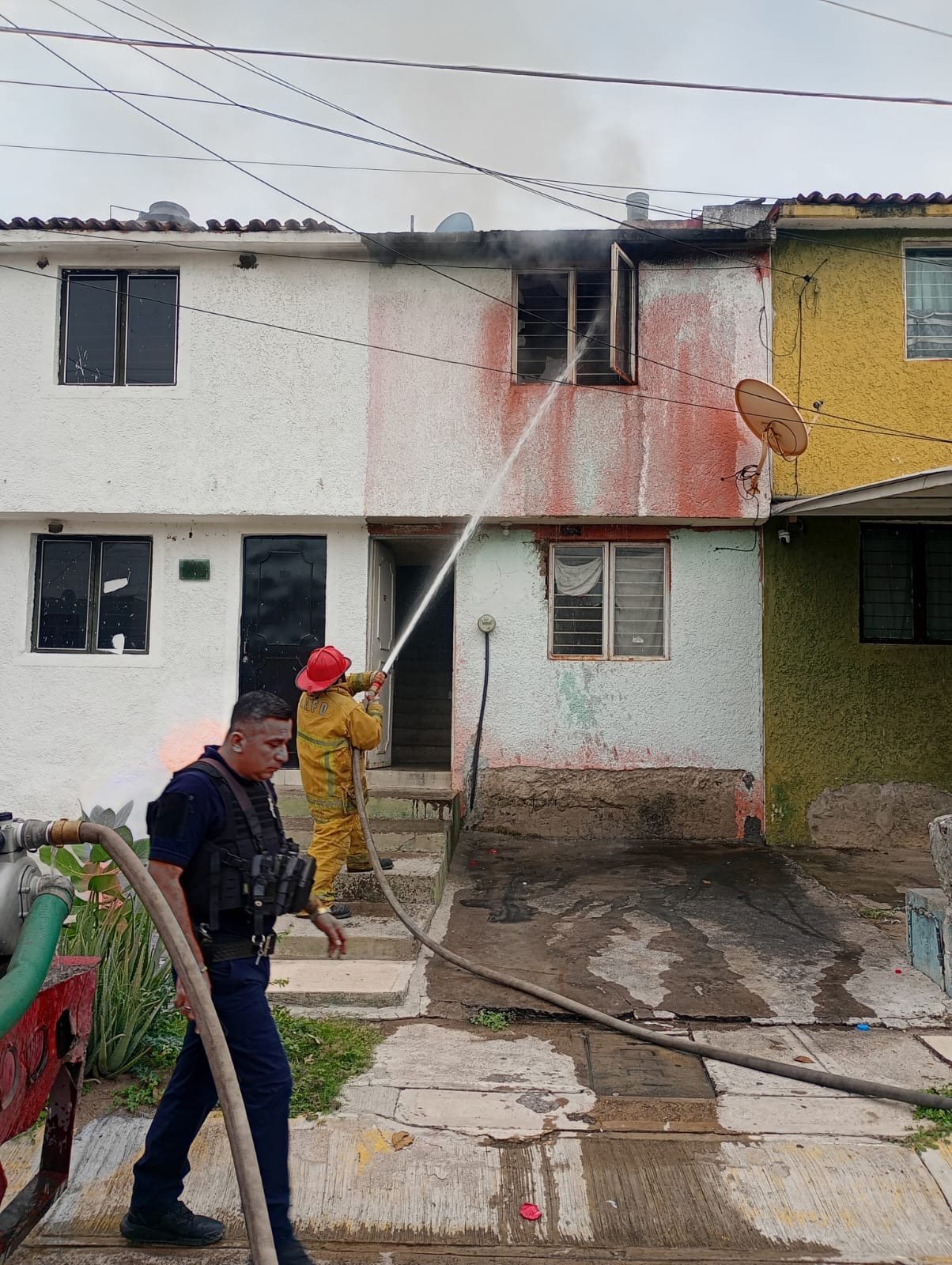 Voraz incendio consume vivienda en la colonia La Parota 