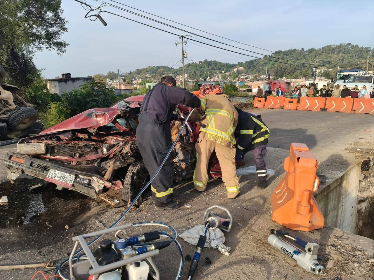 Choque entre auto y camioneta deja 2 muert0s y 3 herid0s en la Zitácuaro-Morelia 