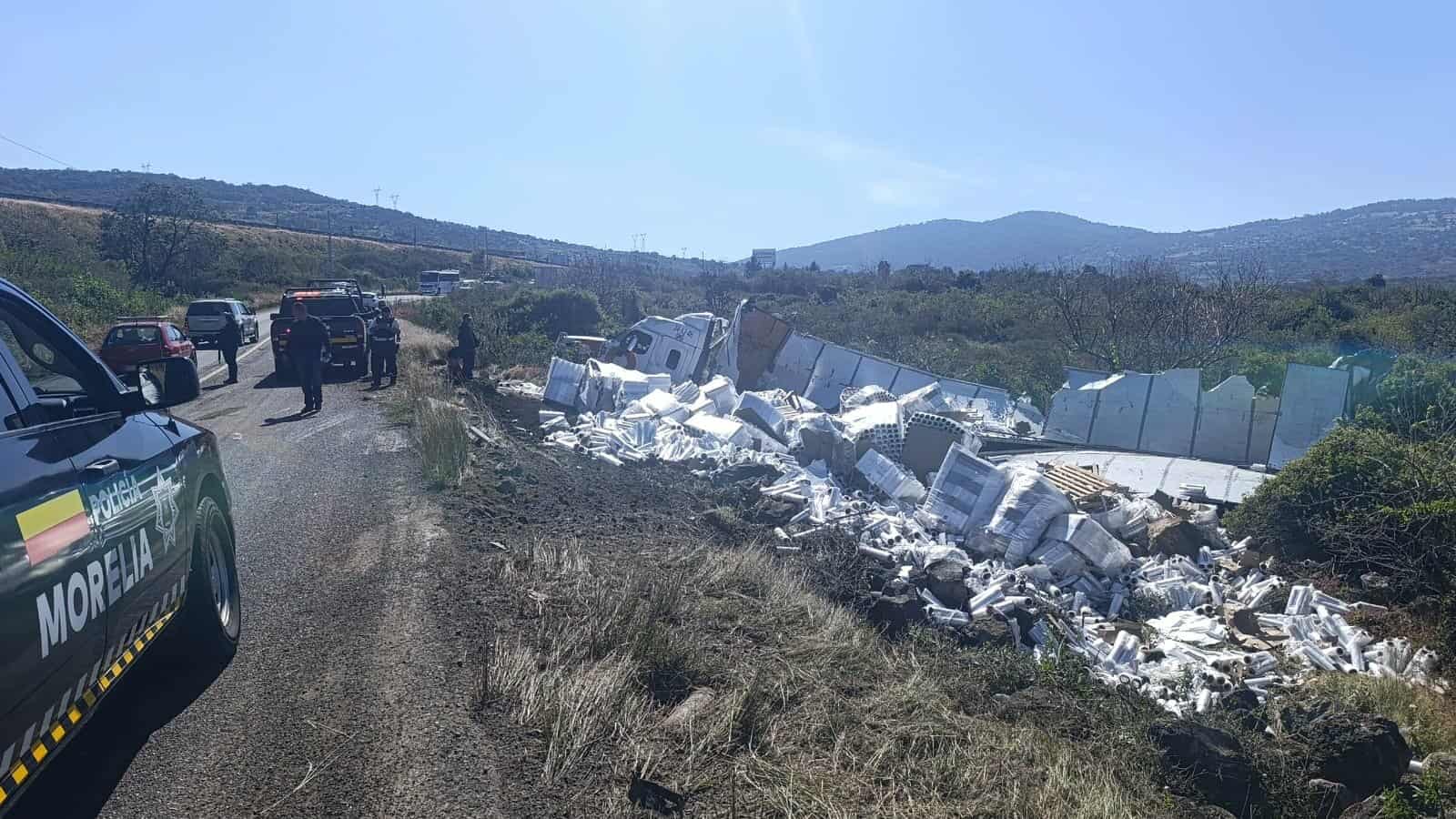 Se accidenta tráiler del Grupo Ortiz en la Morelia-Quiroga 