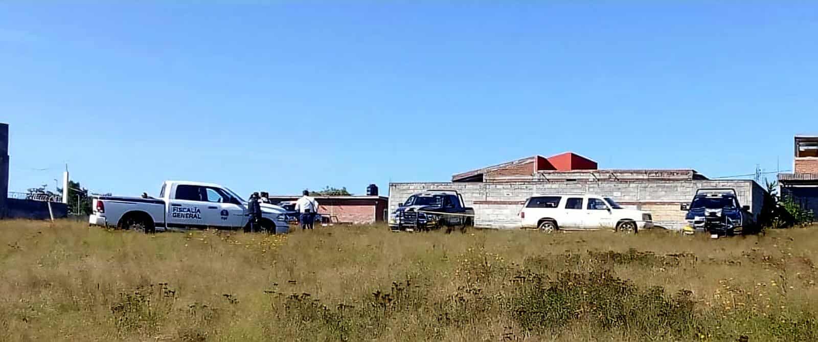Hallan camioneta baleada en un camino de Santiago Undameo 