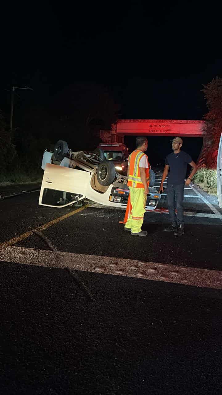 Seis lesionados deja volcadura en la carretera Apatzingán-Cuatro Caminos
