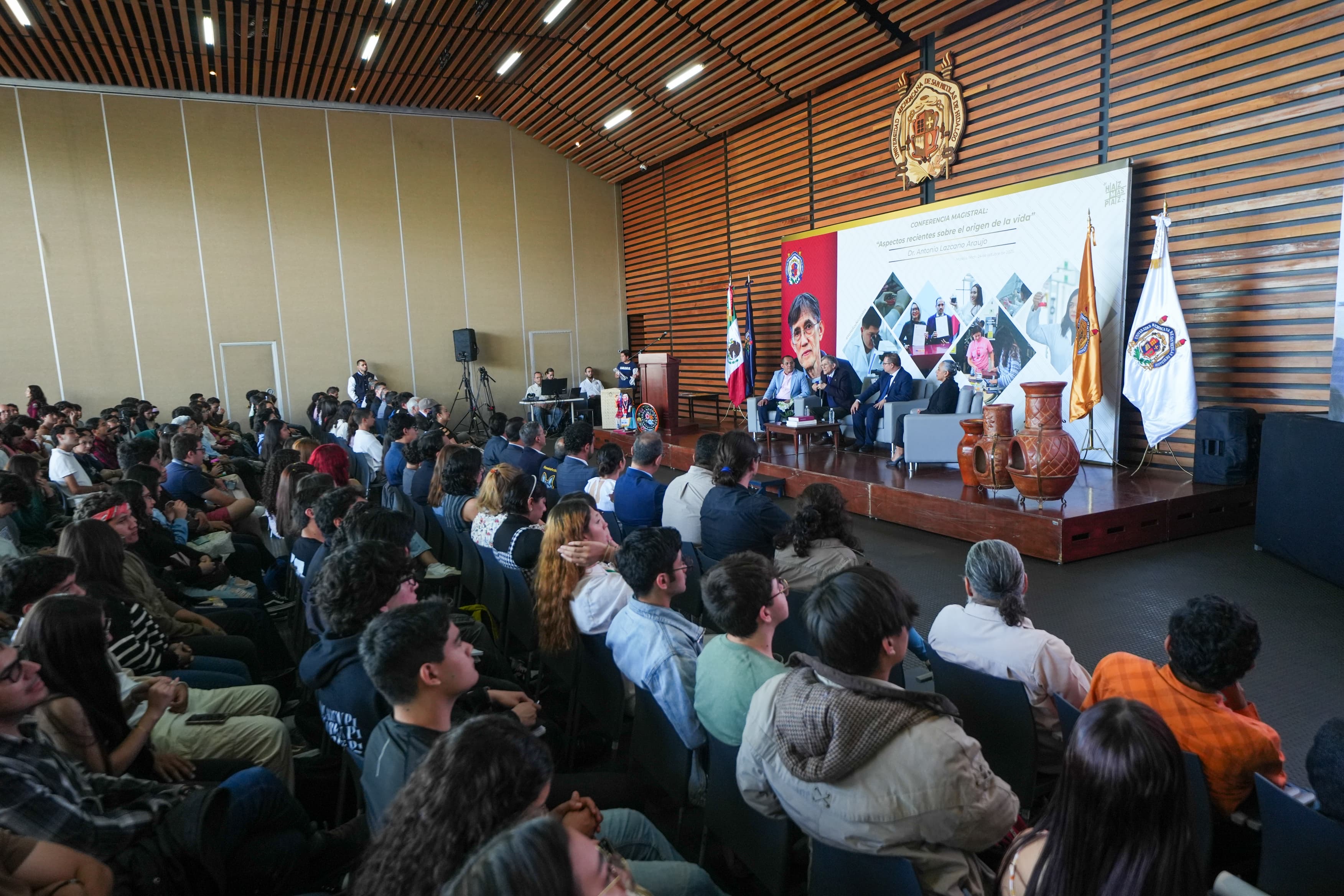 Nicolaitas reciben la visita del destacado científico, Antonio Lazcano Araujo; UMSNH reconoce su trayectoria y contribución 