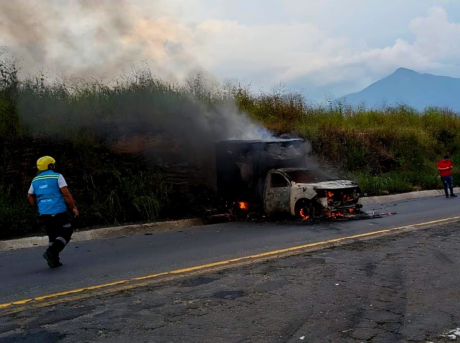 Camioneta se incendia en la autopista Siglo XXI