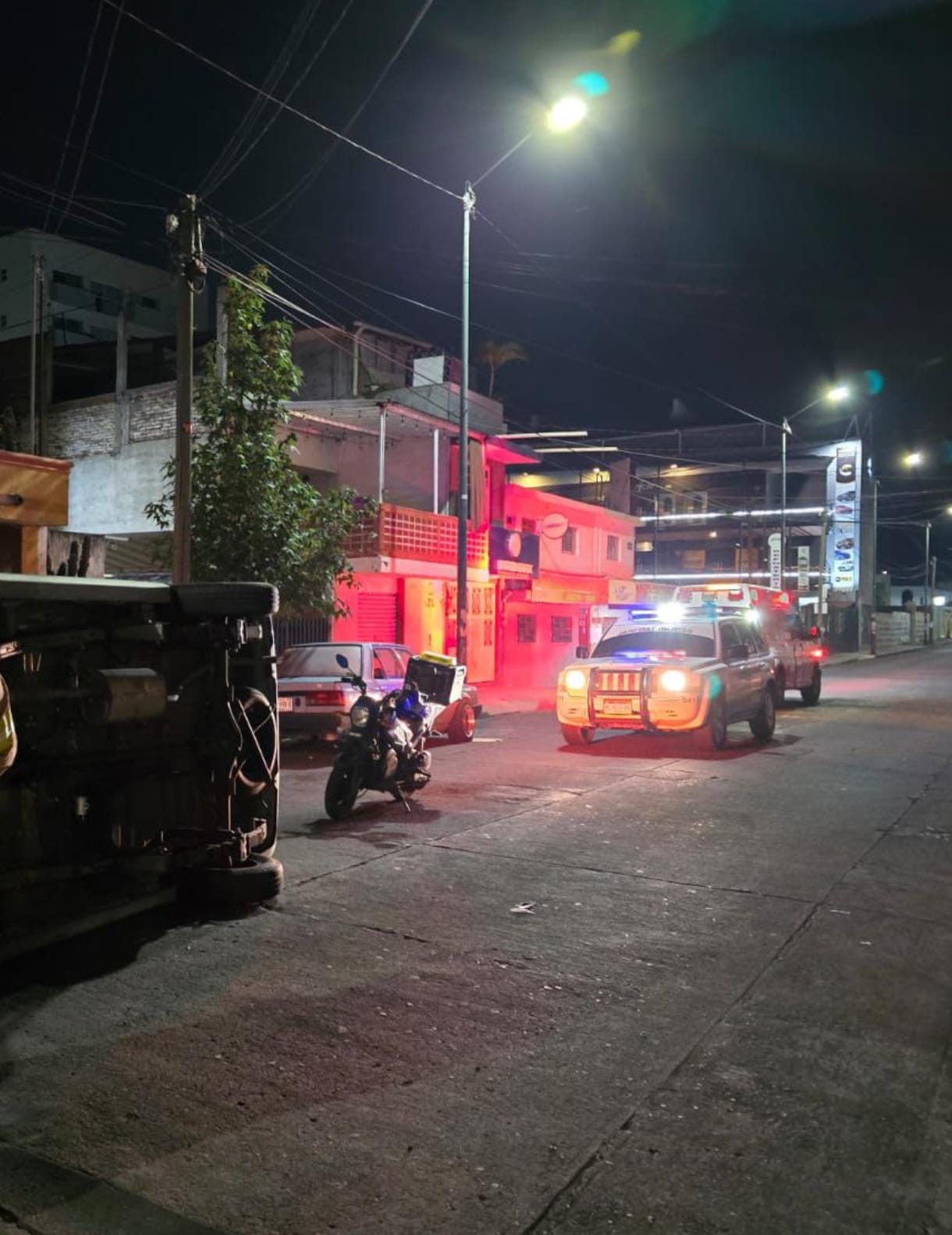 Se registra volcadura vehicular al sur de Morelia; conductor resulta lastimado